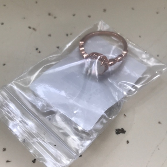 Stunning Rose Gold and Opal Ring - Picture 6 of 7